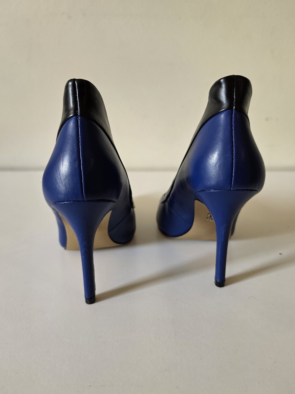 Rock & Republic Women's Blue Pointed Toe Stiletto Pumps - Picture 4 of 10